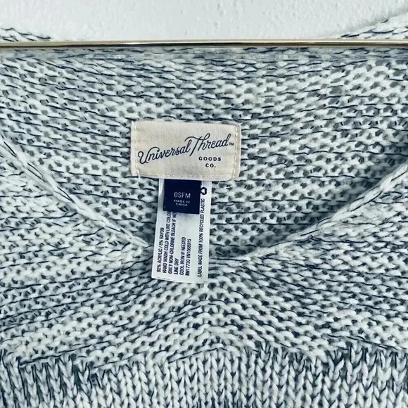 Universal Thread Women's Poncho Sweater Like New - Picture 3 of 3